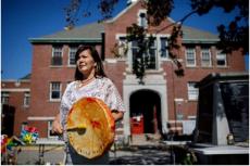 Kukpi7-chefen, Rosanne Casimir, från Tk'emlúps te Secwépemc poserar på platsen för ett provisoriskt minnesmärke vid den tidigare Kamloops Indian Residential School i Kamloops, Kanada.