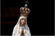 Bilden av Vår Fru av Fatima bärs under en procession vid Fatima-helgedomen i centrala Portugal den 13 maj 2024.