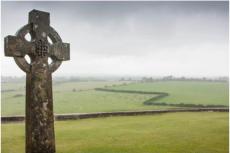 Irländskt högkors vid klippan av Cashel i grevskapet Tipperary, Irland