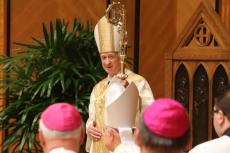 Dåvarande ärkebiskop Blase Cupich tog emot biskopsstaven från tidigare kardinal George Mundelein i Holy Name Cathedral den 18 november 2014 i Chicago.